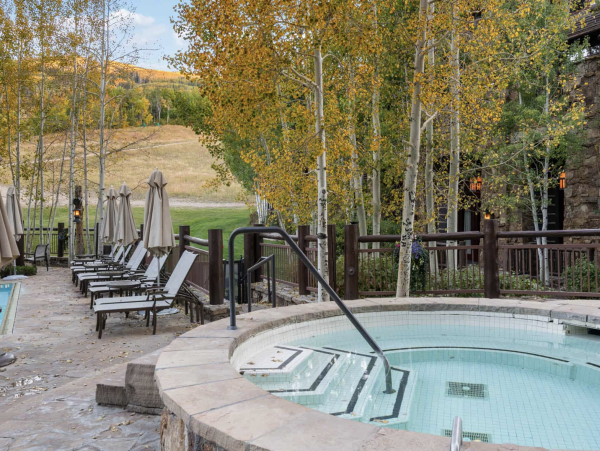 Ski access 300 yards away and access to Ritz Carlton
